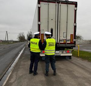 policjantka i inspektor ITD przy ciężarówce