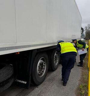 policjantka i inspektor ITD przy ciężarówce