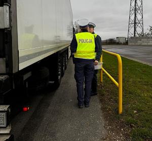 policjantka i inspektor ITD przy ciężarówce