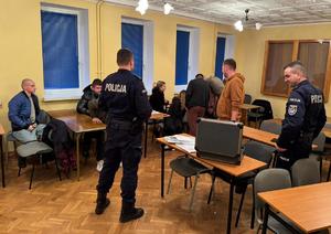 uczniowie i policjanci na szkoleniu