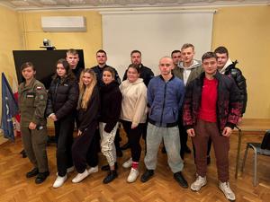 uczniowie i policjanci na szkoleniu