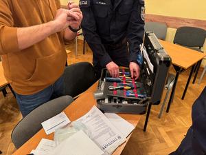 uczniowie i policjanci na szkoleniu