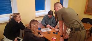 uczniowie i policjanci na szkoleniu