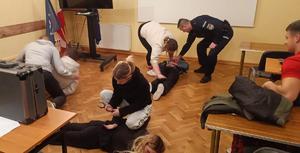 uczniowie i policjanci na szkoleniu