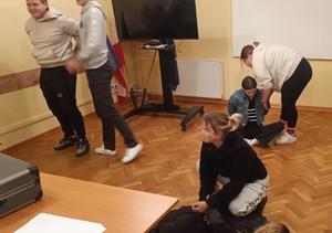 uczniowie i policjanci na szkoleniu