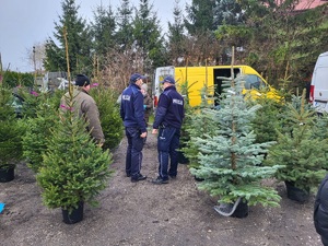 policjanci patrolują targowisko