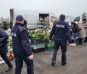 policjanci patrolują targowisko