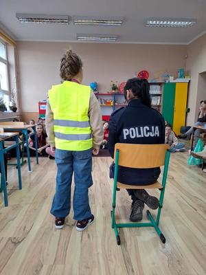 policjantka na spotkaniu z uczniami