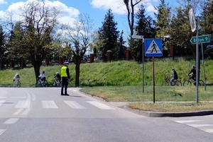 policjanci i uczestnicy rajdu