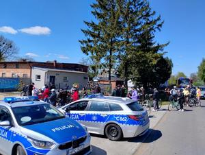 policjanci i uczestnicy rajdu