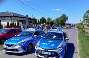 policjanci i uczestnicy rajdu