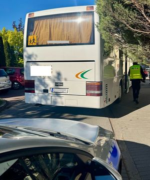 policjant kontroluje autokar