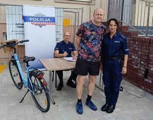 policjanci i mieszkańcy Radziejowa podczas znakowania