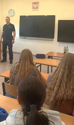 policjant na spotkaniu z uczniami