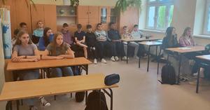 policjant na spotkaniu z uczniami