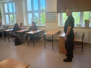 policjant na spotkaniu z uczniami
