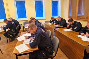 policjanci podczas rozwiązywaniu testu