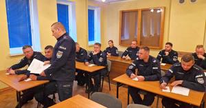 policjanci podczas rozwiązywaniu testu