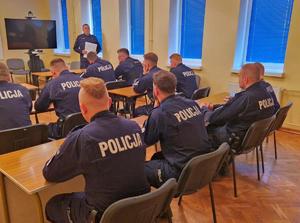 policjanci podczas rozwiązywaniu testu