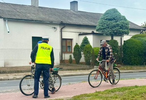 policjant i rowerzysta