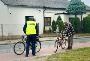 policjant i rowerzysta