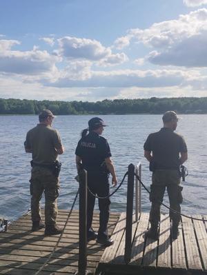 policjanci i strażnicy nad wodą
