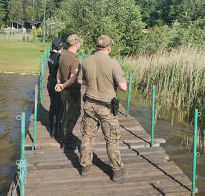 policjanci i strażnicy nad wodą