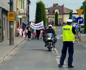 policjanci i uczestnicy imprez