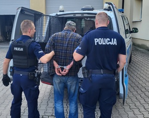 policjanci i poszukiwany
