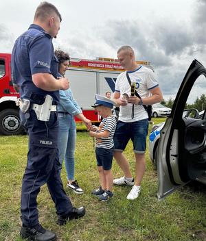 policjanci i uczestnicy pikników
