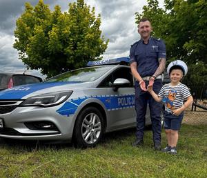 policjanci i uczestnicy pikników