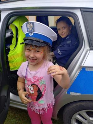 policjanci i uczestnicy pikników