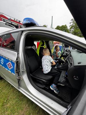 policjanci i uczestnicy pikników