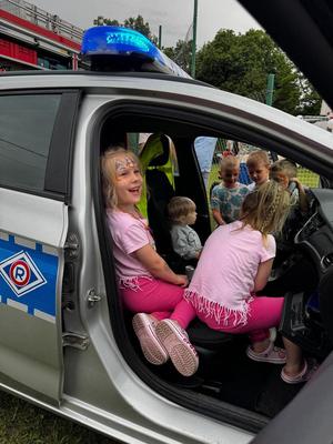 policjanci i uczestnicy pikników