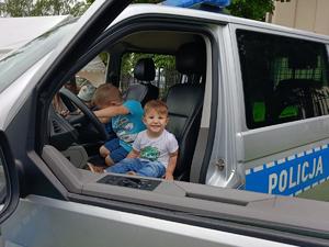 policjanci i uczestnicy pikników
