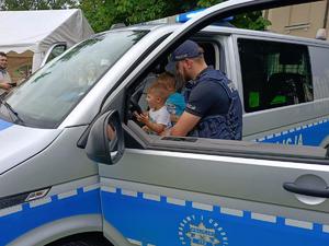 policjanci i uczestnicy pikników