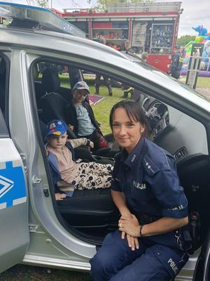 policjanci i uczestnicy pikników