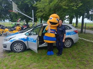 policjanci i uczestnicy pikników