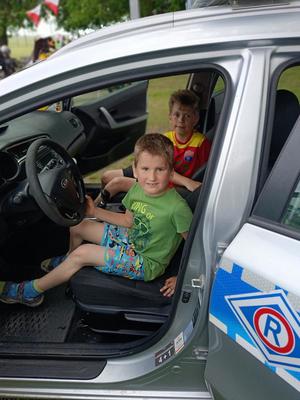 policjanci i uczestnicy pikników
