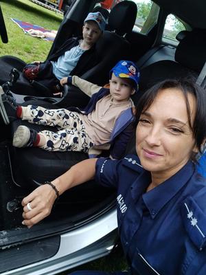 policjanci i uczestnicy pikników