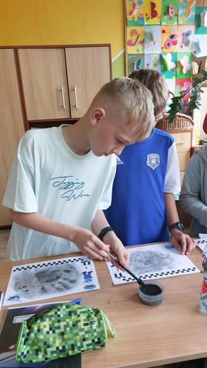 policjant i uczniowie na spotkaniu