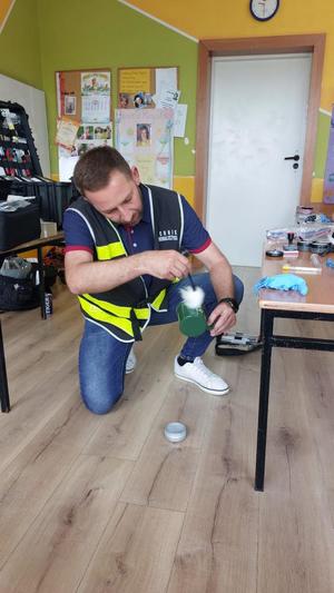policjant i uczniowie na spotkaniu