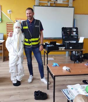 policjant i uczniowie na spotkaniu