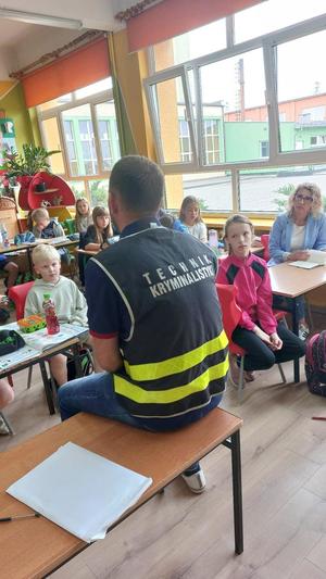 policjant i uczniowie na spotkaniu