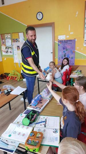 policjant i uczniowie na spotkaniu