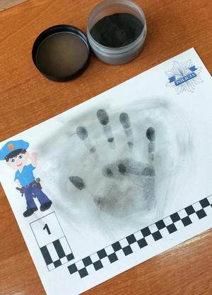 policjant i uczniowie na spotkaniu