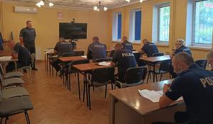 dzielnicowi podczas rozwiązywania testów