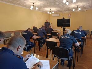 dzielnicowi podczas rozwiązywania testów