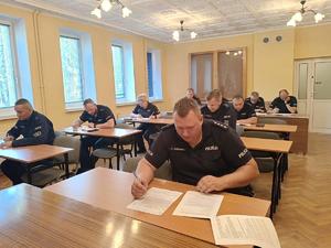 dzielnicowi podczas rozwiązywania testów