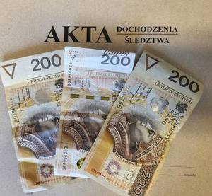 pieniądze wręczone przez kierowcę